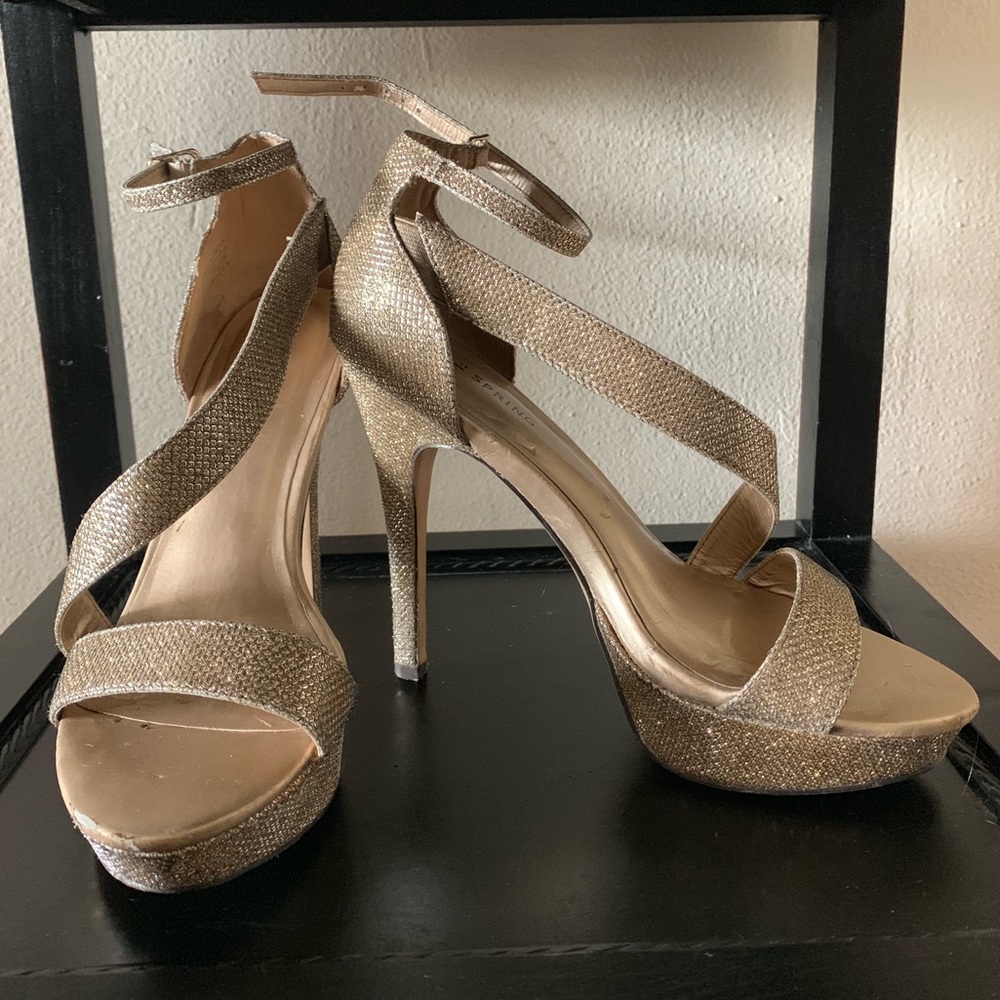 Gold Sparkly Heels 👠